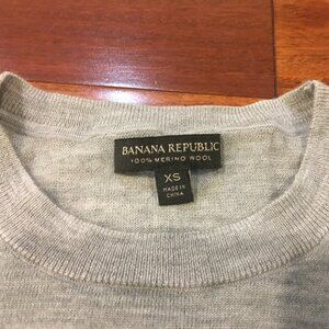 Banana Republic grey merino wool crew neck sweater w/ split sleeve detail | SzXS